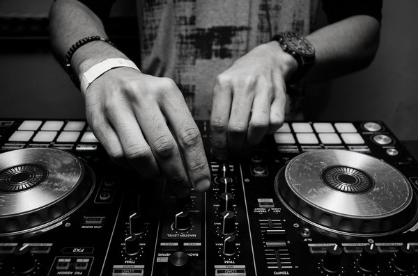 Comment choisir le meilleur dj mariage pour votre événement